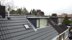 apeldoorn het dak voorzien van nieuwe monier sneldek beton pannen gecoat antraciet